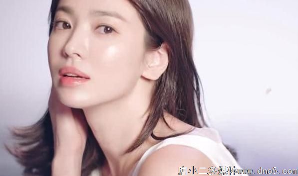 宋慧乔离婚后拍摄的首支广告片,身穿露背白裙尽显成熟优雅